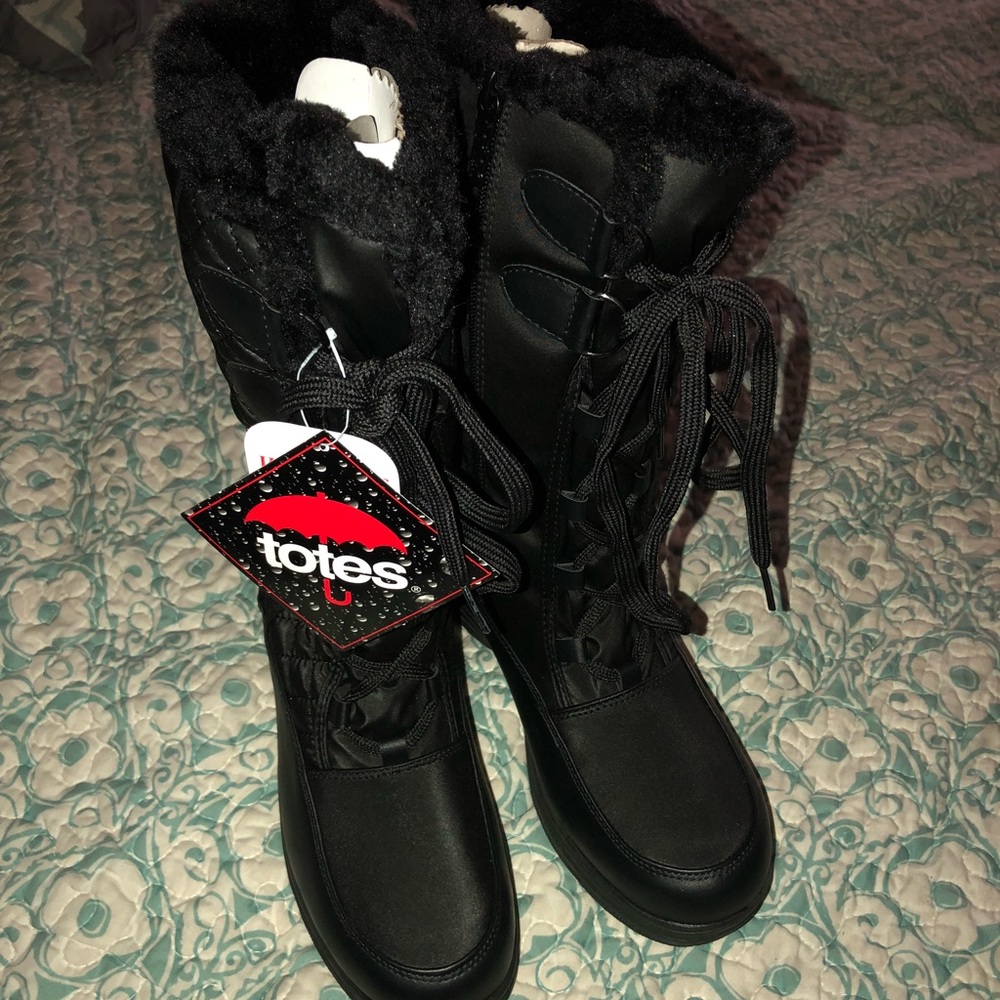Totes Boost size 8 womans